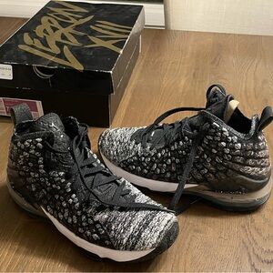 Nike LeBron XVII (GS) Basketball Shoe, Size 7Y 40 EUR, good/great condition